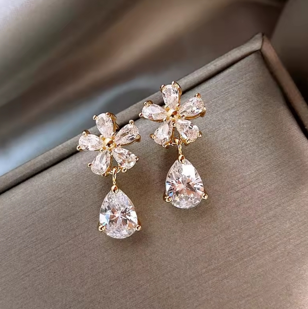 Gold Sparkling Flower Earrings